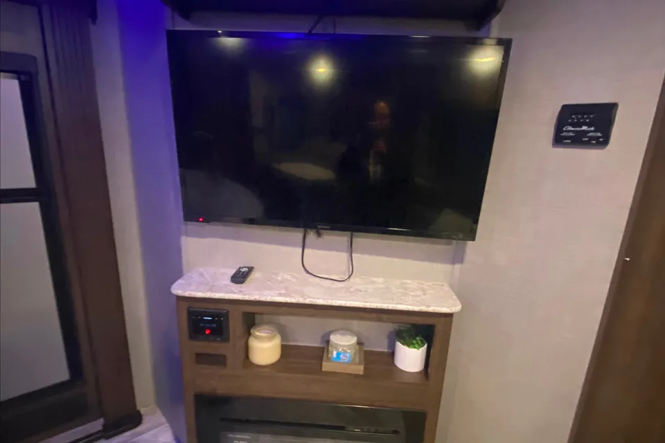 Haven on Wheels 2018 Crossroads Zinger Travel Trailer. Sleeps 10+