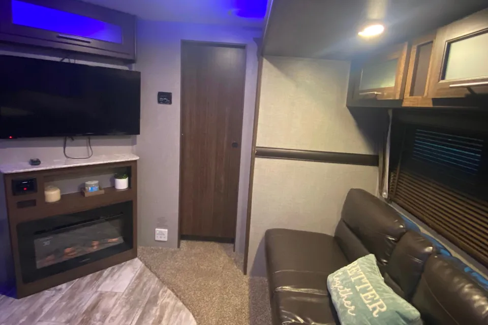 Haven on Wheels 2018 Crossroads Zinger Travel Trailer. Sleeps 10+