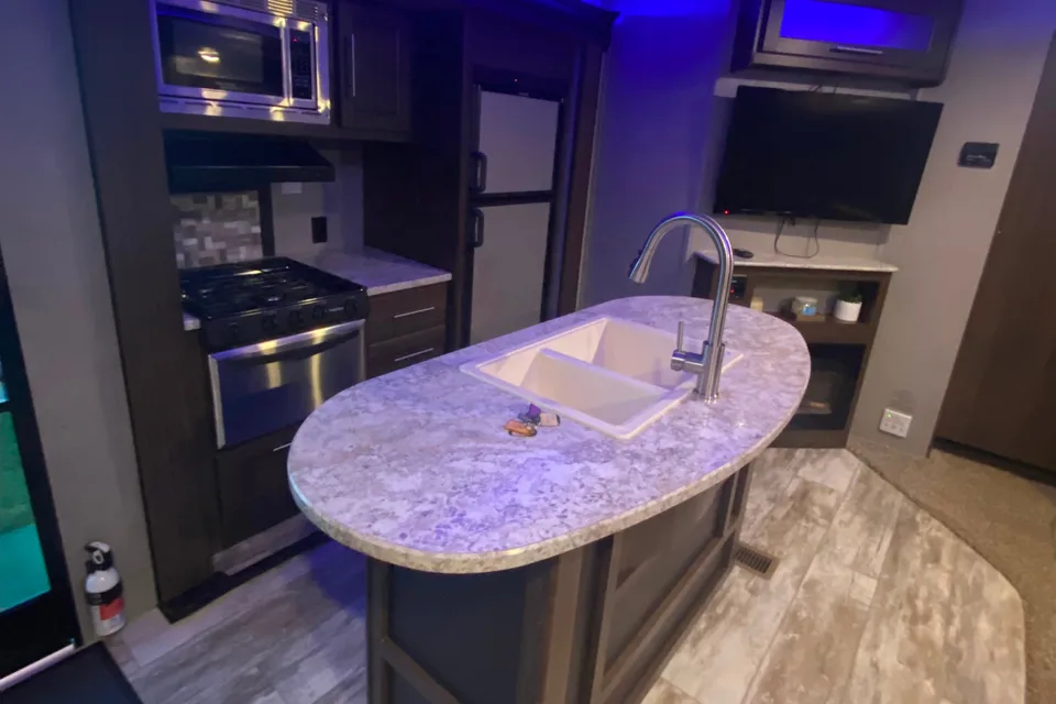 Haven on Wheels 2018 Crossroads Zinger Travel Trailer. Sleeps 10+