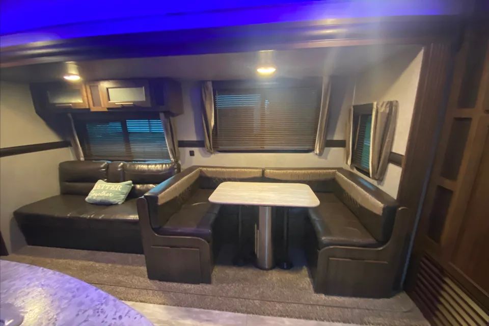 Haven on Wheels 2018 Crossroads Zinger Travel Trailer. Sleeps 10+