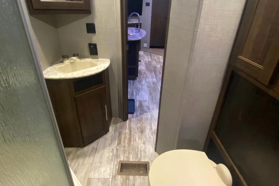 Haven on Wheels 2018 Crossroads Zinger Travel Trailer. Sleeps 10+