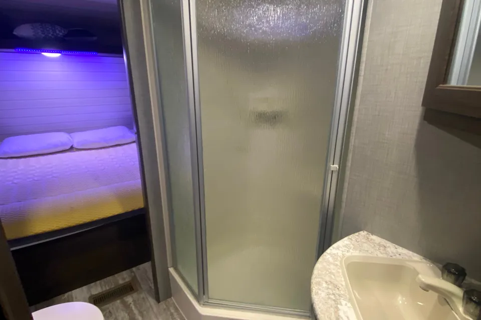Haven on Wheels 2018 Crossroads Zinger Travel Trailer. Sleeps 10+