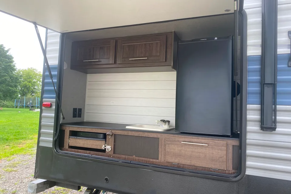 Haven on Wheels 2018 Crossroads Zinger Travel Trailer. Sleeps 10+