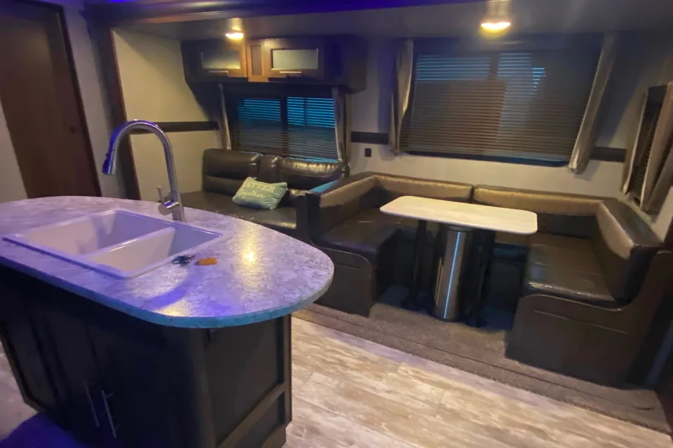 Haven on Wheels 2018 Crossroads Zinger Travel Trailer. Sleeps 10+