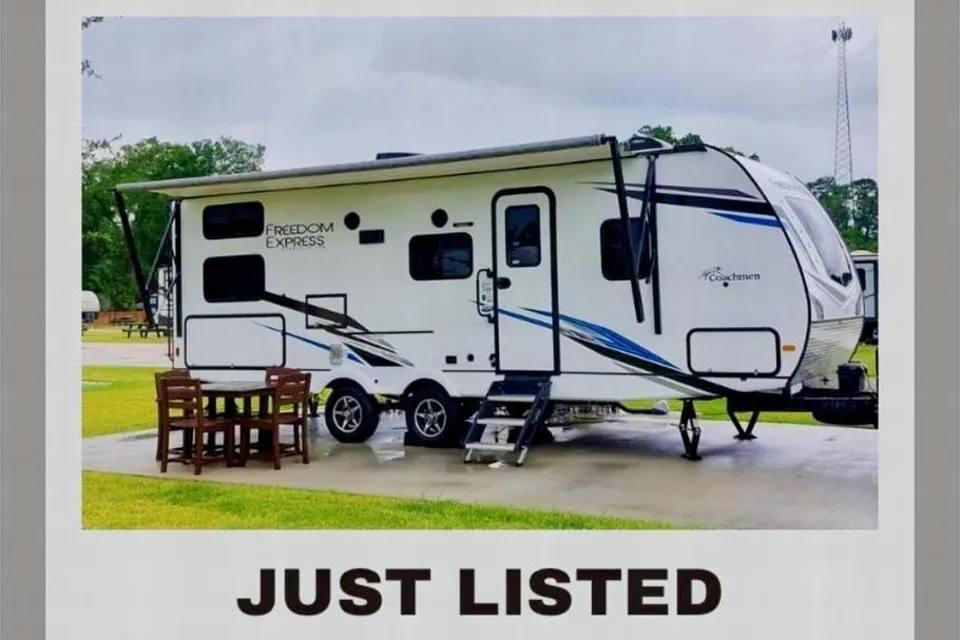 "The Suite Spot" - 2022 Coachmen Freedom Express Ultra Lite 257BHS