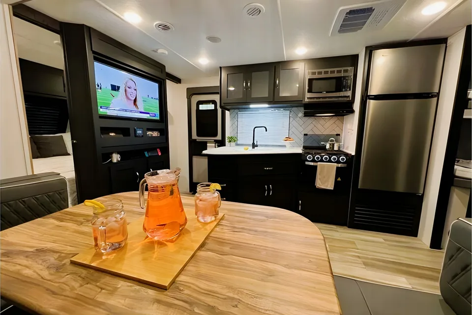 "The Suite Spot" - 2022 Coachmen Freedom Express Ultra Lite 257BHS