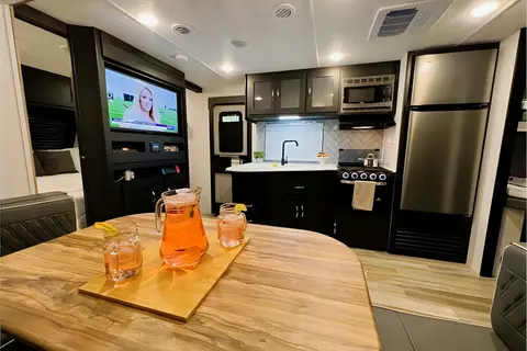 "The Suite Spot" - 2022 Coachmen Freedom Express Ultra Lite 257BHS