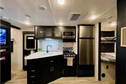 "The Suite Spot" - 2022 Coachmen Freedom Express Ultra Lite 257BHS
