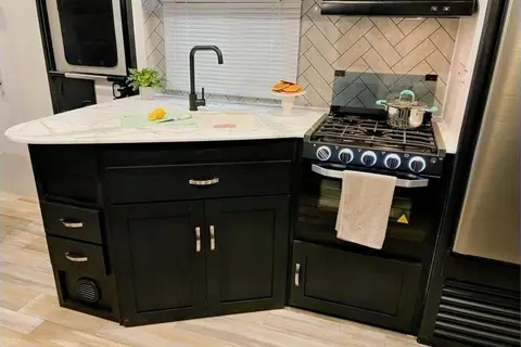 "The Suite Spot" - 2022 Coachmen Freedom Express Ultra Lite 257BHS