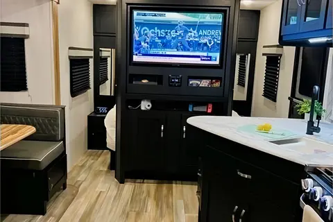 "The Suite Spot" - 2022 Coachmen Freedom Express Ultra Lite 257BHS