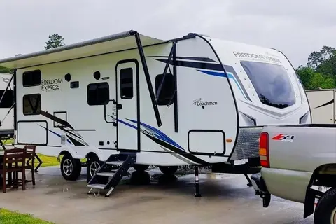 "The Suite Spot" - 2022 Coachmen Freedom Express Ultra Lite 257BHS