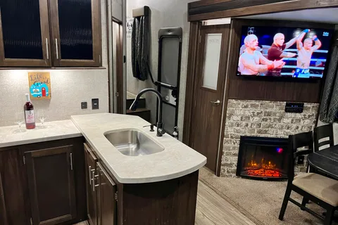  Fully Equipped RV-Perfect for Families or Couples!