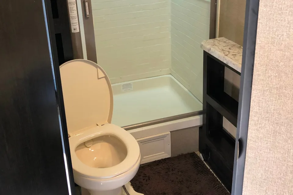 Roger's Imagine  2800BH Travel Trailer