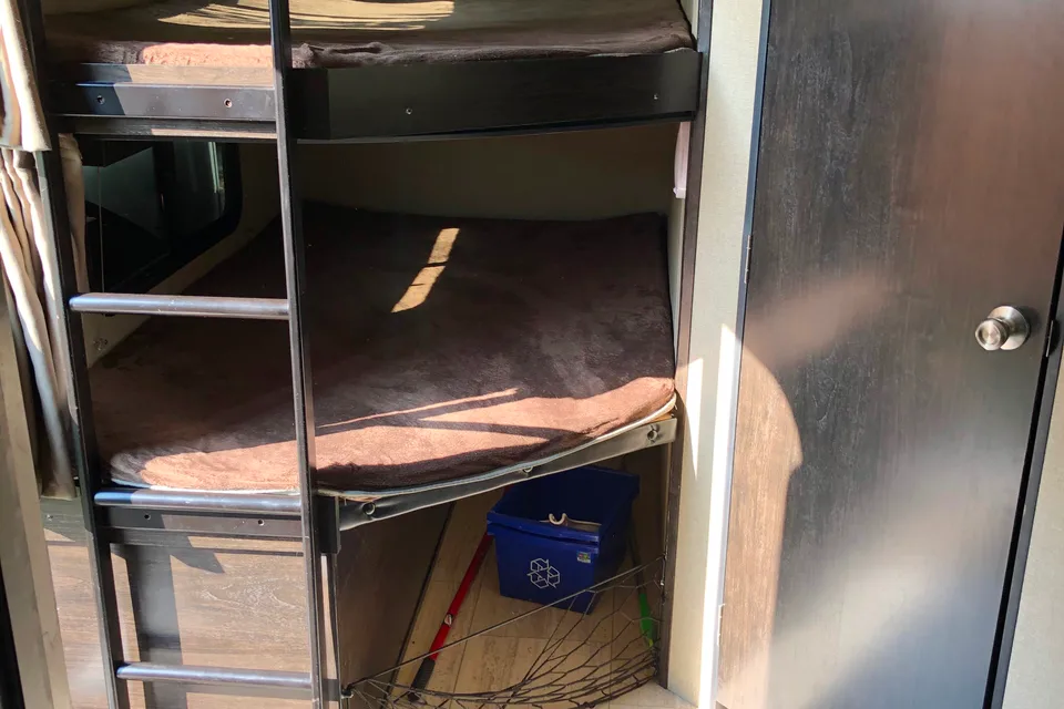 Roger's Imagine  2800BH Travel Trailer