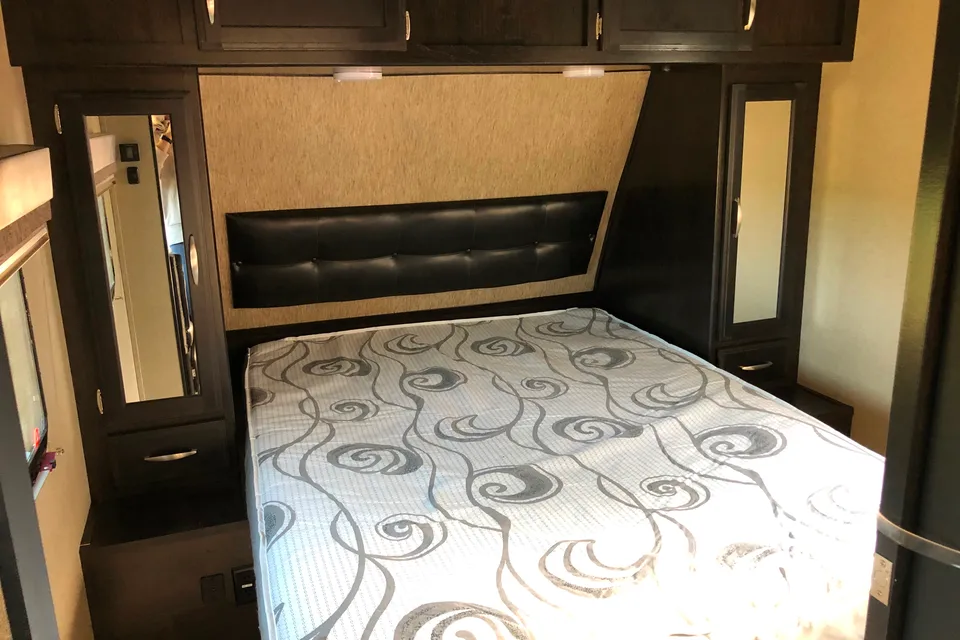 Roger's Imagine  2800BH Travel Trailer