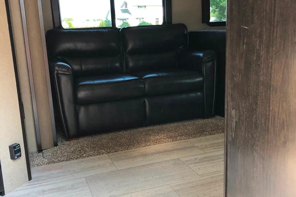 Roger's Imagine  2800BH Travel Trailer