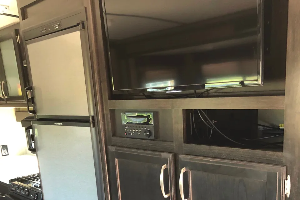 Roger's Imagine  2800BH Travel Trailer