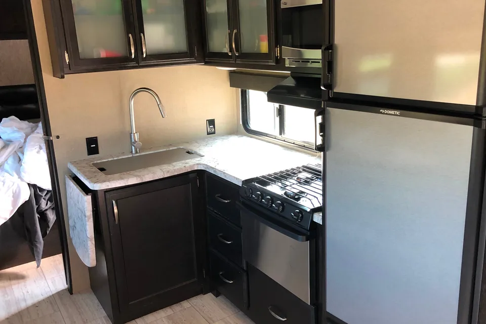 Roger's Imagine  2800BH Travel Trailer