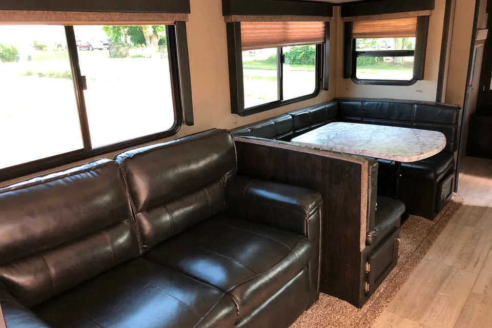 Roger's Imagine  2800BH Travel Trailer