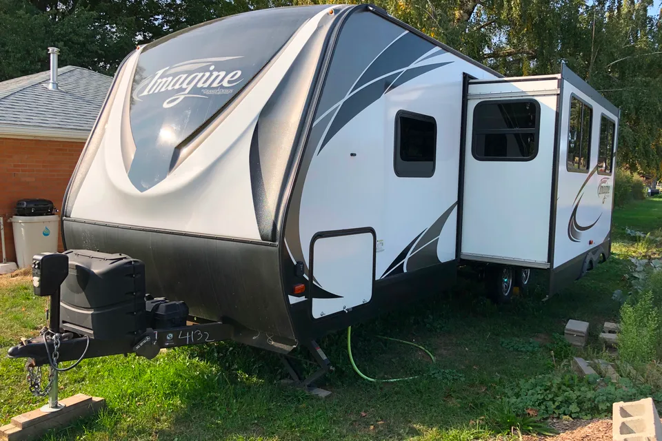 Roger's Imagine  2800BH Travel Trailer
