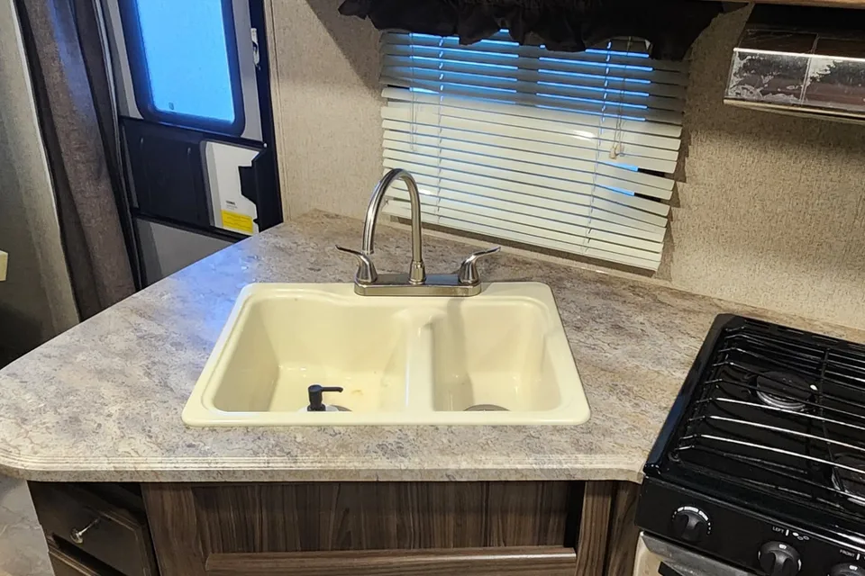 Dominic's Coachmen Apex 24LE Travel Trailer