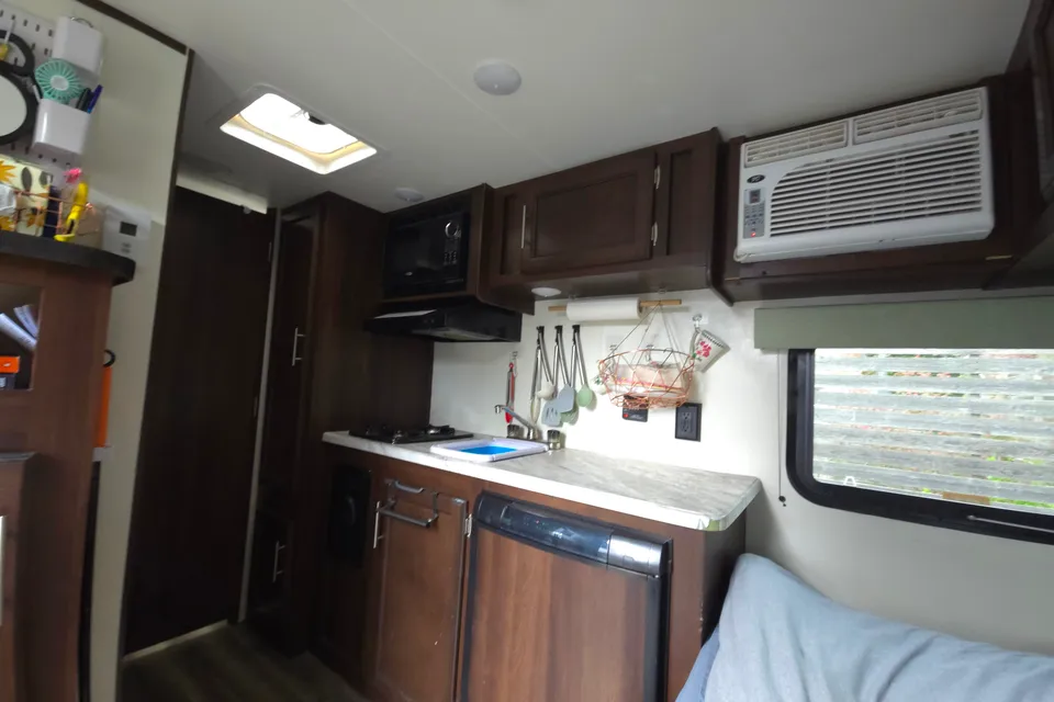 Alexandra's Jayco Jay Flight - tow with SUV -stationary stay in Vancouver available