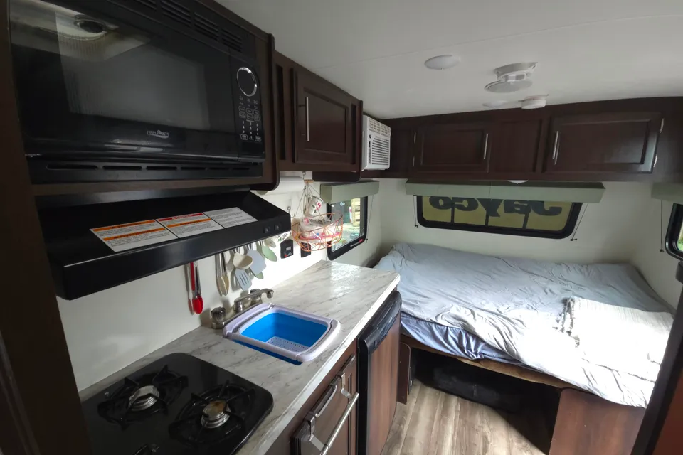 Alexandra's Jayco Jay Flight - tow with SUV -stationary stay in Vancouver available