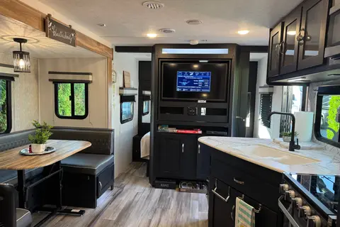 Wilbert’s Freedom Express Coachmen 2022 Travel Trailer