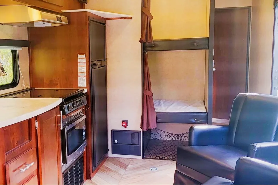 Forest River Vengeance 28V Roulotte cargo (capacité 6 personnes)