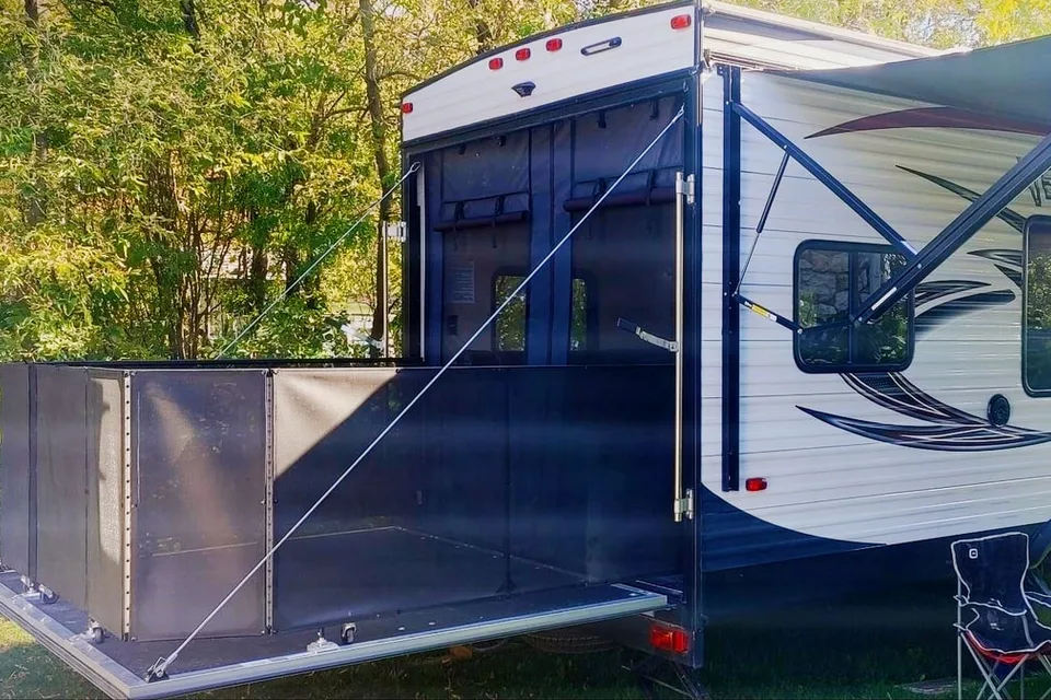 Forest River Vengeance 28V Roulotte cargo (capacité 6 personnes)