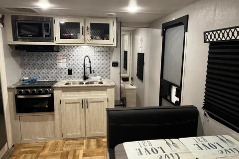 Rebecca's Shasta 25RS Travel Trailer