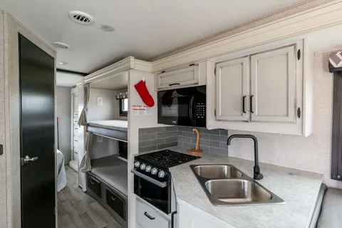 Spacious Dog Friendly and stocked for adventure!!