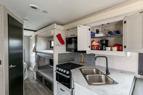 Spacious Dog Friendly and stocked for adventure!!