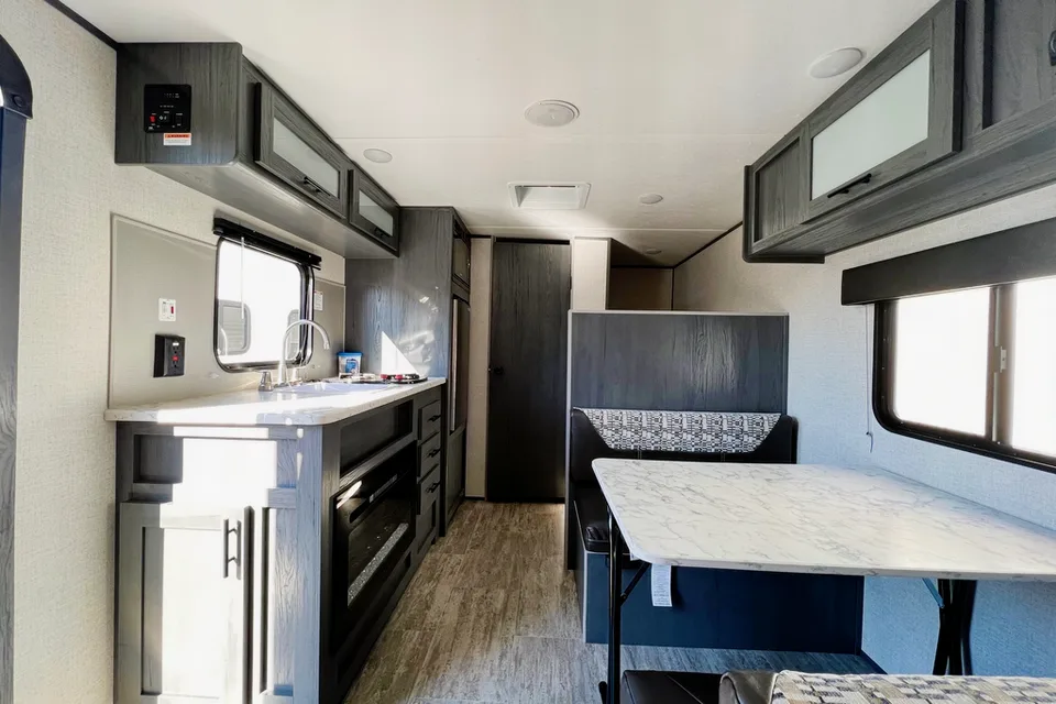 The Aspen Trail - 2021 - Perfect for Families - Gorgeous Fireplace - Lightweight (cheaper for gas)