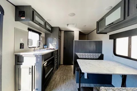 The Aspen Trail - 2021 - Perfect for Families - Gorgeous Fireplace - Lightweight (cheaper for gas)