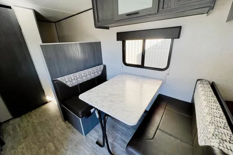 The Aspen Trail - 2021 - Perfect for Families - Gorgeous Fireplace - Lightweight (cheaper for gas)