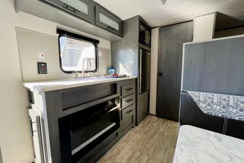 The Aspen Trail - 2021 - Perfect for Families - Gorgeous Fireplace - Lightweight (cheaper for gas)