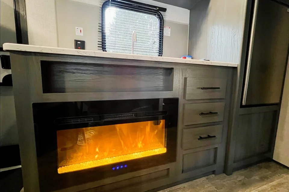 The Aspen Trail - 2021 - Perfect for Families - Gorgeous Fireplace - Lightweight (cheaper for gas)