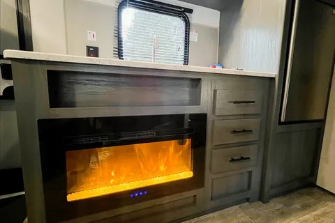 The Aspen Trail - 2021 - Perfect for Families - Gorgeous Fireplace - Lightweight (cheaper for gas)