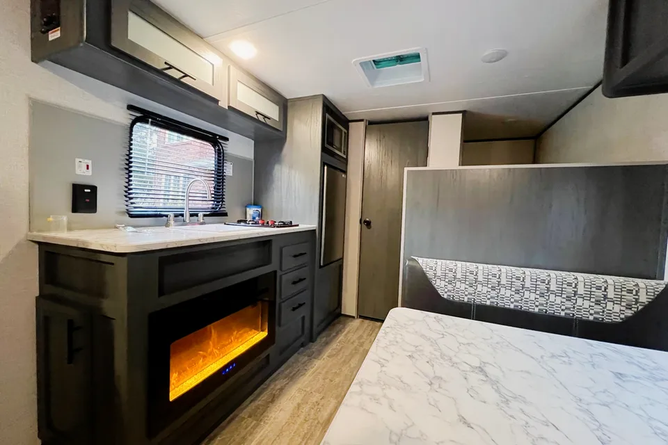 The Aspen Trail - 2021 - Perfect for Families - Gorgeous Fireplace - Lightweight (cheaper for gas)