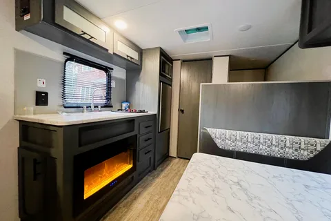 The Aspen Trail - 2021 - Perfect for Families - Gorgeous Fireplace - Lightweight (cheaper for gas)