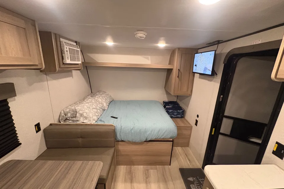 TKG Coleman 17-B CW Travel Trailer