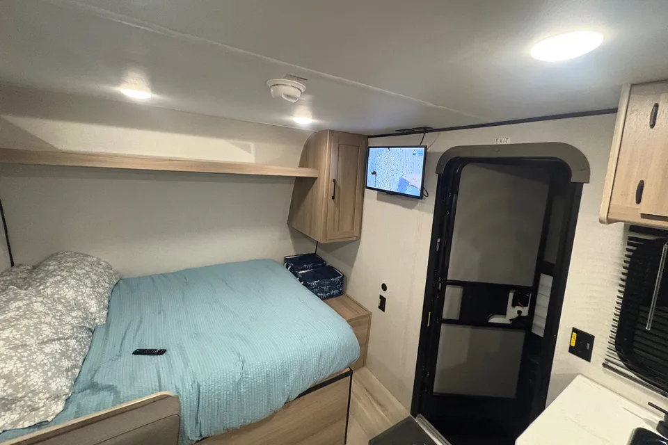 TKG Coleman 17-B CW Travel Trailer
