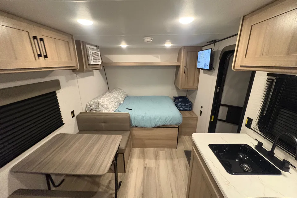 TKG Coleman 17-B CW Travel Trailer