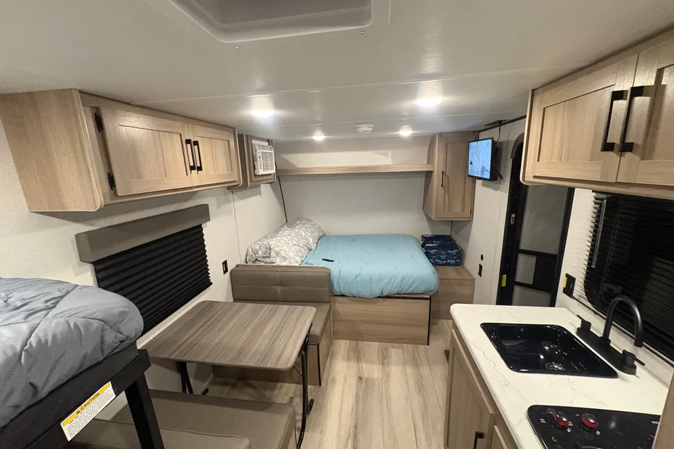 TKG Coleman 17-B CW Travel Trailer