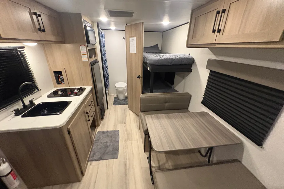 TKG Coleman 17-B CW Travel Trailer