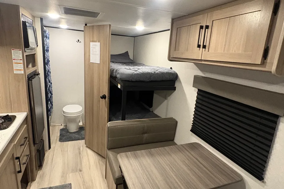 TKG Coleman 17-B CW Travel Trailer