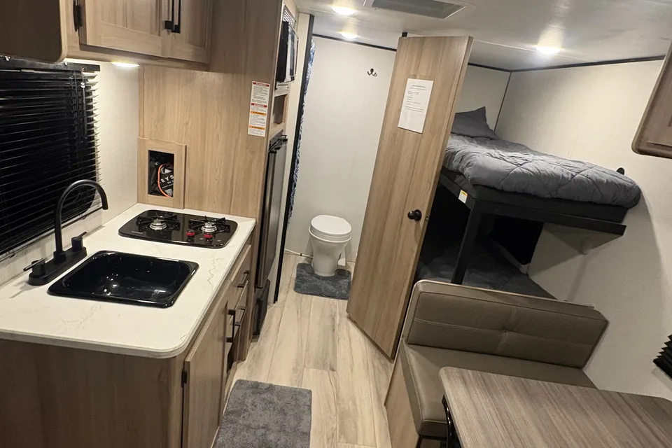 TKG Coleman 17-B CW Travel Trailer
