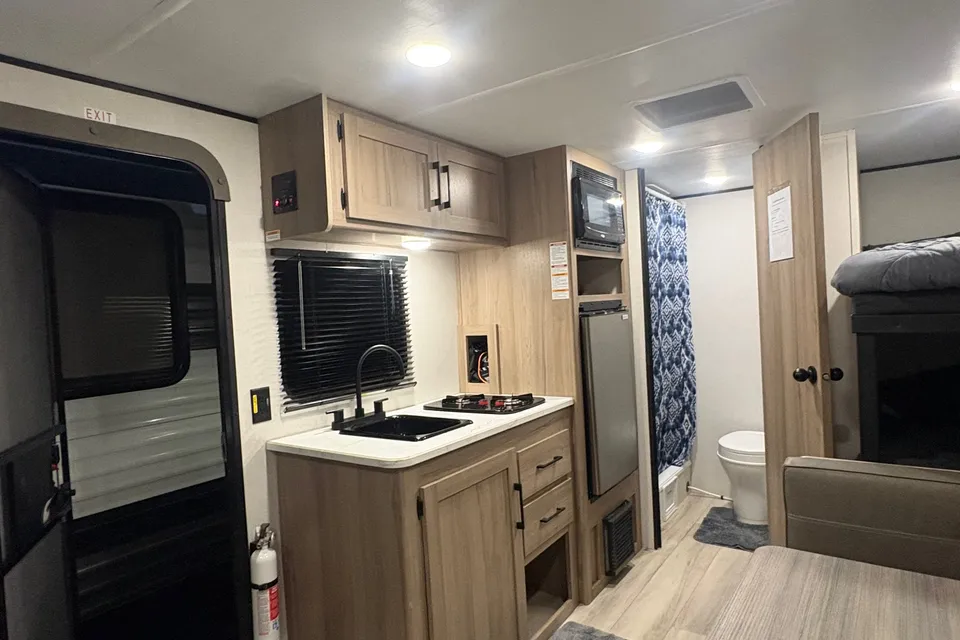 TKG Coleman 17-B CW Travel Trailer