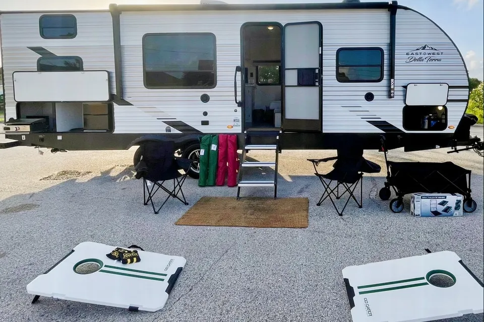 Gerardo's East to West Della Terra 250bh Travel Trailer